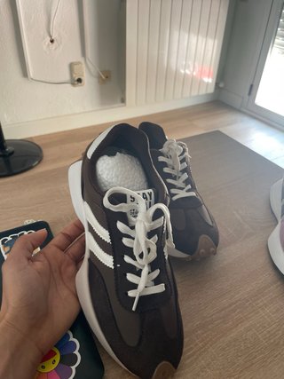 Zapatillas deportivas marrones y rosas