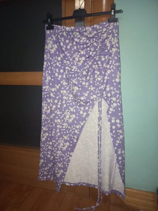 Falda Shein floral morada talla S