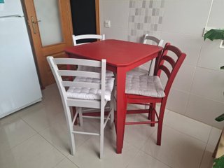 Mesa y 4 sillas de comedor