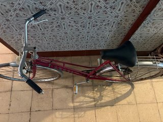 Bicicleta Orbea clásica rosa cadena rota
