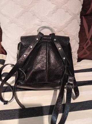 Mochila negra brillante