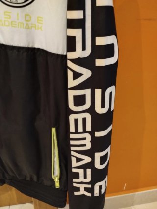 Chaqueta deportiva Inside negra y blanca
