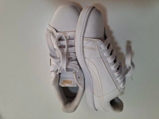 Tenis Puma Blancos y Dorados