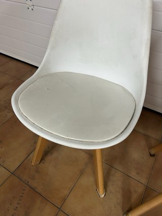 Juego de 4 sillas de salón blancas.