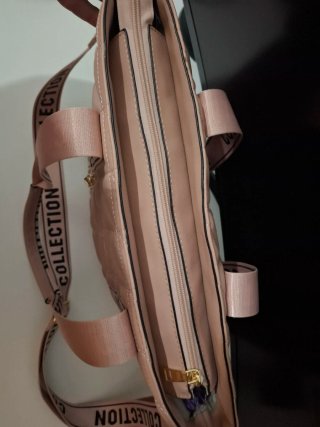 Bolso rosa acolchado con logo