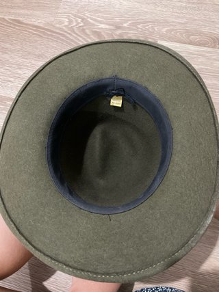 Sombrero verde con cinta de cuero