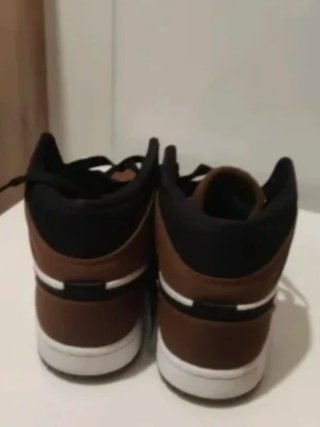 Air Jordan 1 Mid Marrón y Negro Unisex