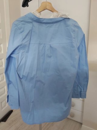 Camiseta azul con cuello blanco de puntilla