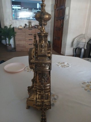 Reloj de sobremesa de bronce antiguo