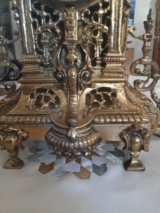 Reloj de sobremesa de bronce antiguo