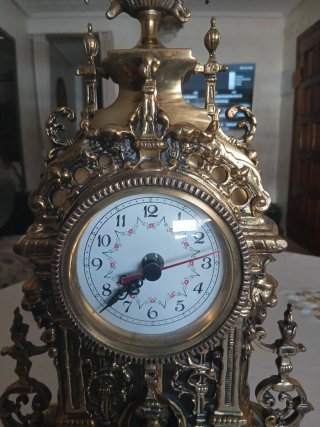 Reloj de sobremesa de bronce antiguo