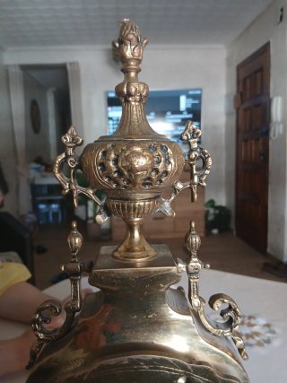 Reloj de sobremesa de bronce antiguo
