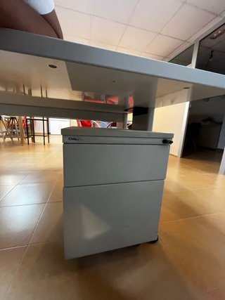 Mesa de oficina blanca y beige
