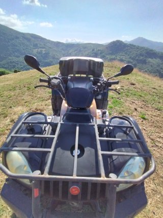 Quad GOES 4x4 Negro y naranja.
