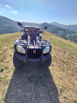 Quad GOES 4x4 Negro y naranja.
