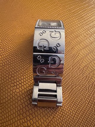 Reloj Guess Dorado y Plateado