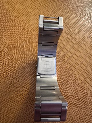 Reloj Guess Dorado y Plateado
