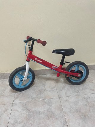 Bici sin pedales Btwin roja y azul