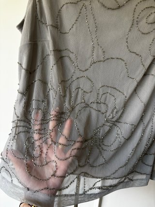 Top gris bordado