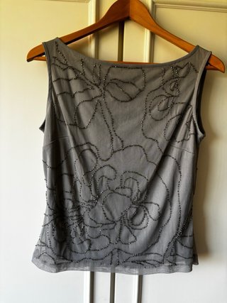 Top gris bordado