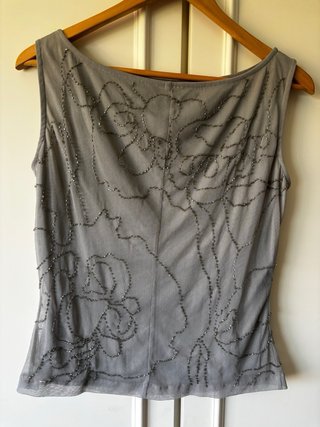 Top gris bordado