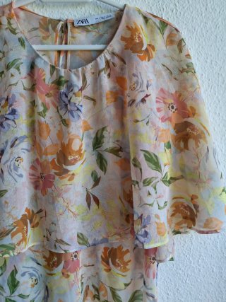 Blusa capa Zara floral. Talla S