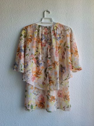 Blusa capa Zara floral. Talla S
