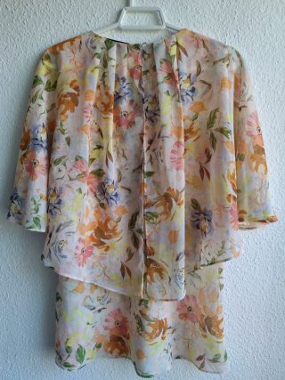 Blusa capa Zara floral. Talla S