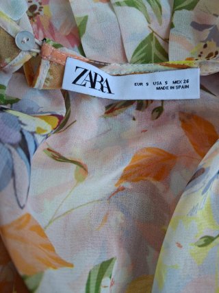 Blusa capa Zara floral. Talla S