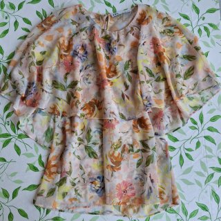 Blusa capa Zara floral. Talla S