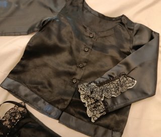 Camisa y delantal de niña para traje regional.