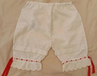 Camisa y delantal de niña para traje regional.