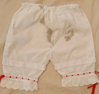 Camisa y delantal de niña para traje regional.