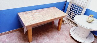 Banca de madera y mesa rústica
