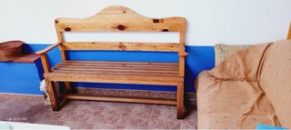 Banca de madera y mesa rústica