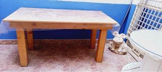 Banca de madera y mesa rústica