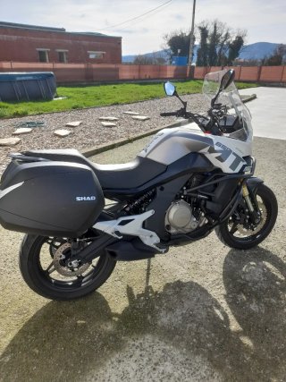 Moto deportiva negra 2993km