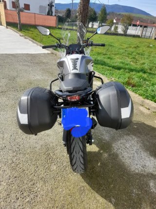 Moto deportiva negra 2993km