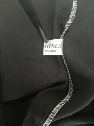 Pantaloni neri con scritte orientali