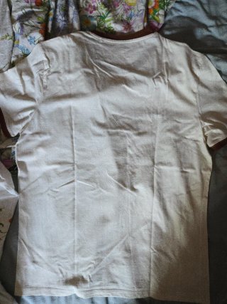 Camiseta Bershka beige con estampado