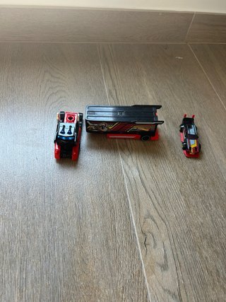 Lote de 13 coches Hot Wheels de varios tamaños