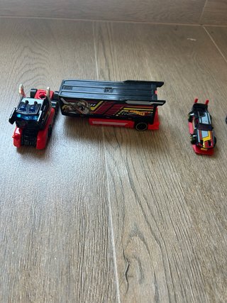 Lote de 13 coches Hot Wheels de varios tamaños