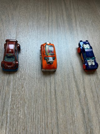 Lote de 13 coches Hot Wheels de varios tamaños