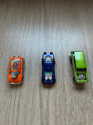 Lote de 13 coches Hot Wheels de varios tamaños