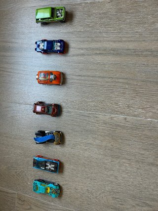 Lote de 13 coches Hot Wheels de varios tamaños