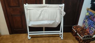 Minicuna casi nueva con ruedas y accesorios.