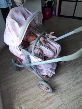 Carrito de muñecas rosa con estrellas