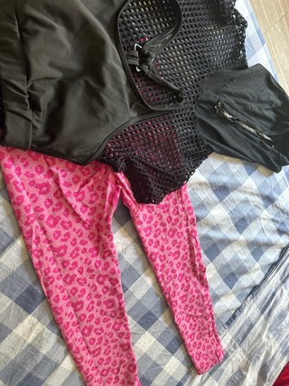 Conjunto deportivo negro y rosa