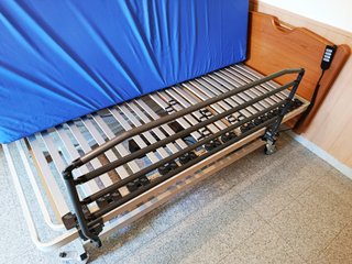 Cama ortopédica con barandillas