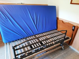 Cama ortopédica con barandillas